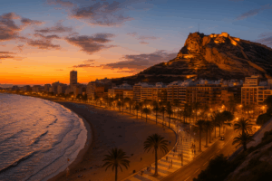 Alicante ville dangereuse vue sur la plage et la ville au coucher du soleil