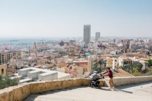 Alicante ville dangereuse vue panoramique sur la ville et un promeneur avec poussette